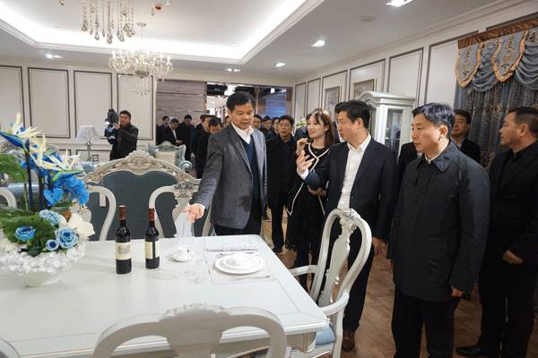  鎮(zhèn)江市委領導蒞臨大亞圣象家居體驗館考察指導